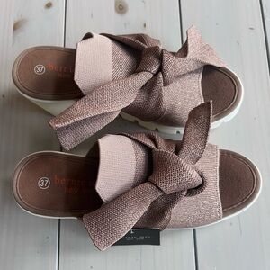 NWT, bernie mev. Venti Freesia Sandal